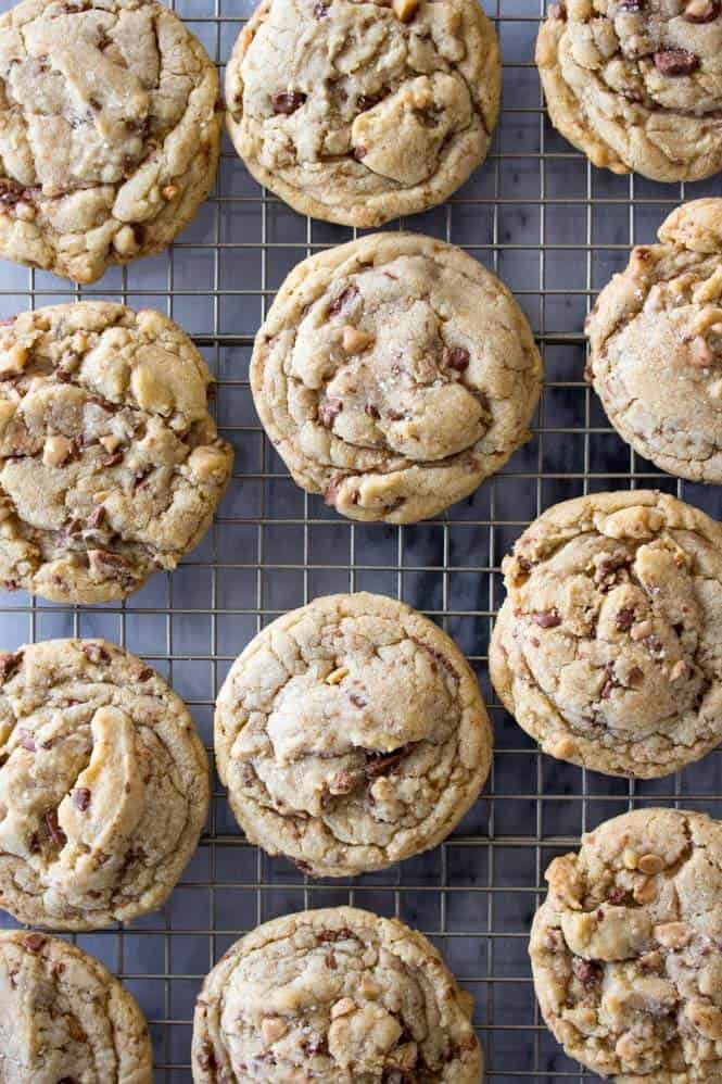 Brown Butter Toffee Cookies, soft & chewy with sweet crunchy toffee pieces and a sprinkle of sea salt! || Sugar Spun Run